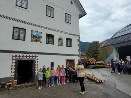 Prireditev DEKD pri Juvanovi hiši